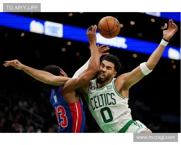 塔图姆强势突破双手暴扣展现领袖风范助力球队稳定士气